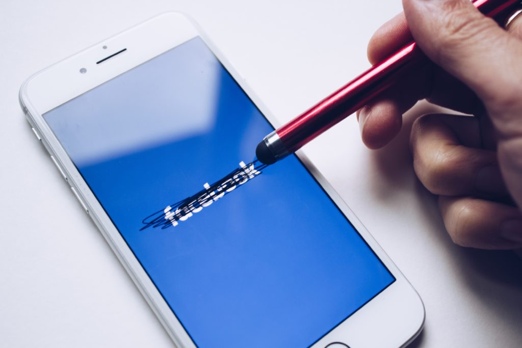 Weg mit Facebook und Co? Dennis Horn sagt: Nein. (Photo by Thought Catalog on Unsplash)