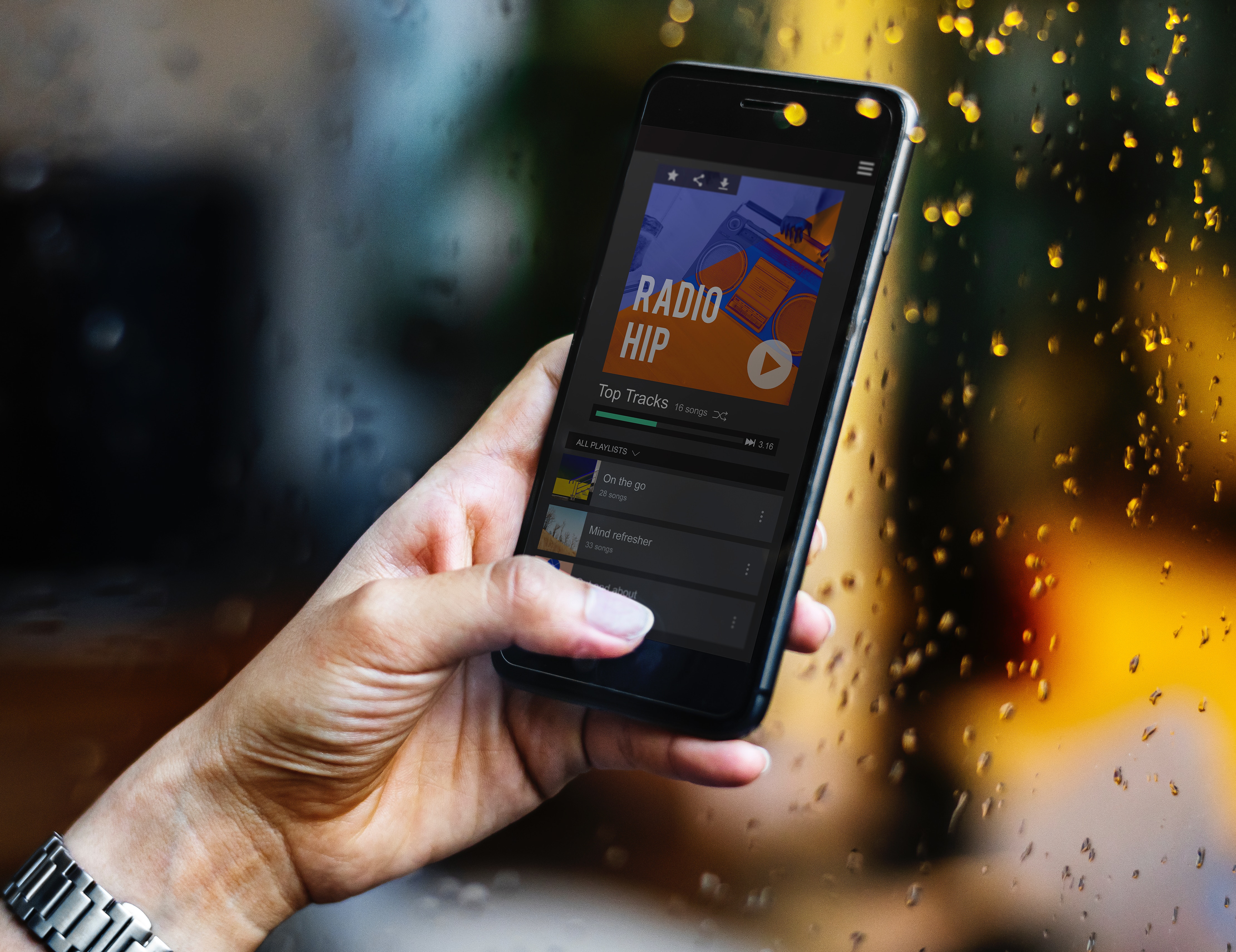 Radio hören, Video schauen, das alles mobil. Die Welt ist endgültig multimedial geworden. (Photo by rawpixel on Unsplash)