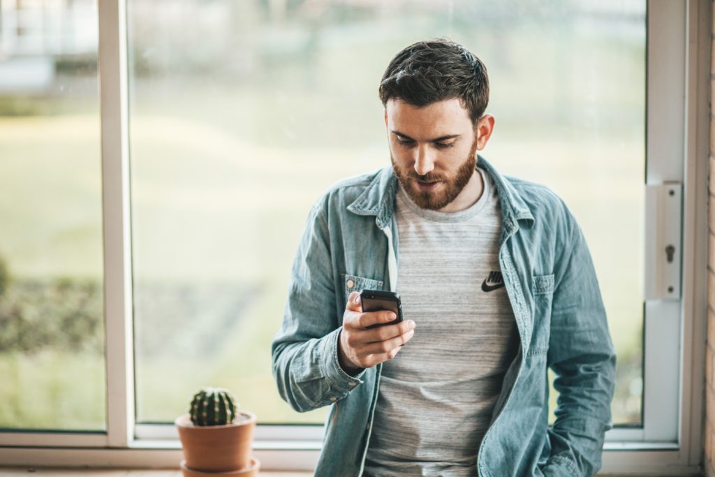 Nachrichten via Facebook: Neues Publikum gewinnt man dadurch eher nicht. (Photo by Thom Holmes on Unsplash)